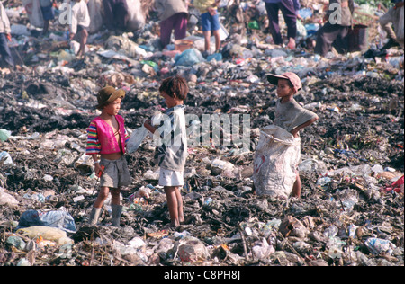 Bambino operai lavorano su Stung Meanchey municipal discarica a Phnom Penh in Cambogia. Foto Stock