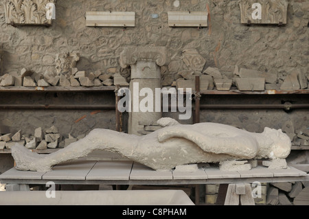 Pompei. L'Italia. Calco in gesso del vittima dell' eruzione del Vesuvio. Foto Stock