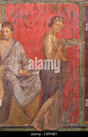 Pompei. L'Italia. Dettaglio mostrante una giovane donna che porta un piatto di cibo da affresco nella Villa dei Misteri (Villa dei Misteri Pompei). Foto Stock