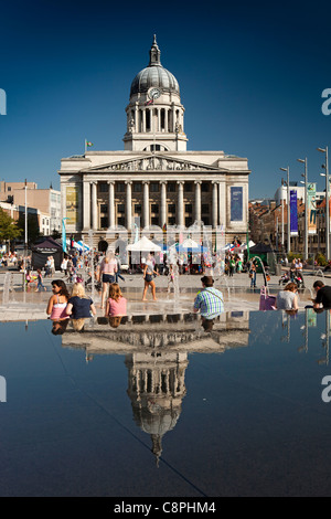 Regno Unito, Nottinghamshire, Nottingham, Piazza del Mercato Vecchio, casa Consiglio riflette in fontane nelle calde giornate di sole Foto Stock