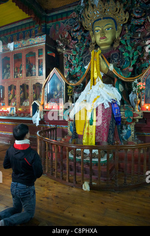 Uomo che prega Yiga Choeling Monastero Ghoom Darjeeling West Bengal India Foto Stock