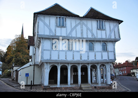 Xv secolo Guildhall al crepuscolo, Town Street, Thaxted, Essex, Inghilterra, Regno Unito Foto Stock