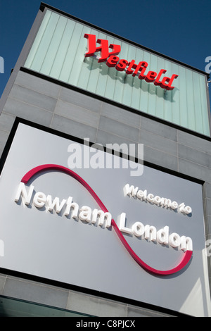 Il Westfield logo & "Benvenuto a Newham Londra' Westfield Stratford City Shopping Centre di Londra, Regno Unito Foto Stock