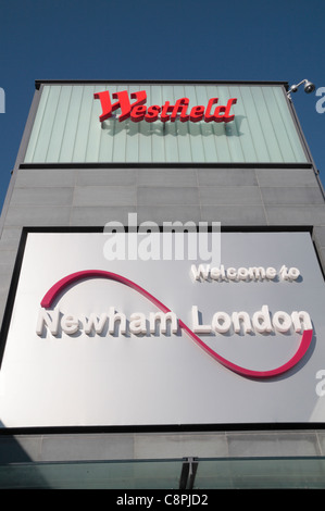 Il Westfield logo & "Benvenuto a Newham Londra' Westfield Stratford City Shopping Centre di Londra, Regno Unito Foto Stock