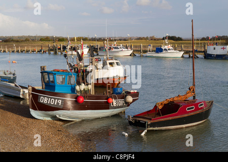 Piccole barche da pesca nel porto di segale Foto Stock