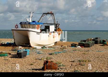 Barca da pesca sulla Dungeness spiaggia ghiaiosa Foto Stock