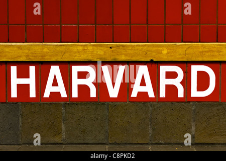 Un segno su un banco a Harvard Square stazione della metropolitana in Cambridge Foto Stock