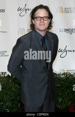 Davis Guggenheim presso gli arrivi per xvi Andre Agassi Grand Slam per bambini concerto benefico, Wynn di Las Vegas, Las Vegas, NV il 29 ottobre 2011. Foto di: James Atoa/Everett Collection Foto Stock