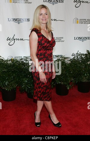 Elisabeth Shue presso gli arrivi per xvi Andre Agassi Grand Slam per bambini concerto benefico, Wynn di Las Vegas, Las Vegas, NV il 29 ottobre 2011. Foto di: James Atoa/Everett Collection Foto Stock