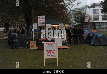 Le più recenti anti capitalista protesta tented occupano Brighton in Victoria Gardens nel centro città Regno unito al crepuscolo Foto Stock