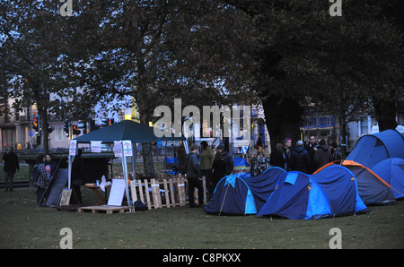 Le più recenti anti capitalista protesta tented occupano Brighton in Victoria Gardens nel centro città Regno unito al crepuscolo Foto Stock