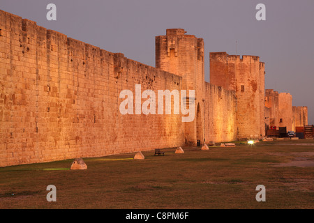 I bastioni della città medievale di Aigues-Mortes, Francia Foto Stock