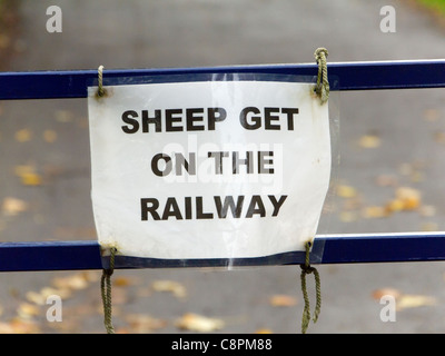 Segnale di avvertimento pecore ottenere sulla linea ferroviaria nel North Yorkshire Moors Foto Stock