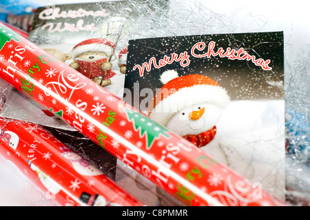 Una selezione di Natale carta di avvolgimento e le carte Foto Stock