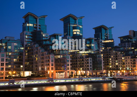 St George Wharf in Vauxhall al crepuscolo, Londra Foto Stock