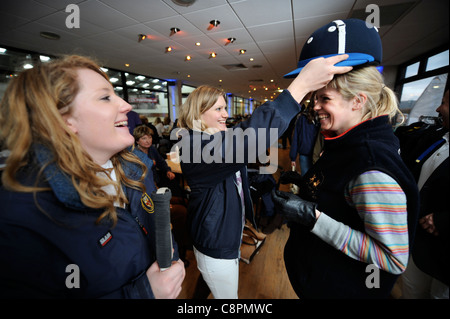 Ragazze cercando su apparecchiature di polo a scuole e università di torneo di polo nelle vicinanze Clevedon, North Somerset REGNO UNITO Foto Stock