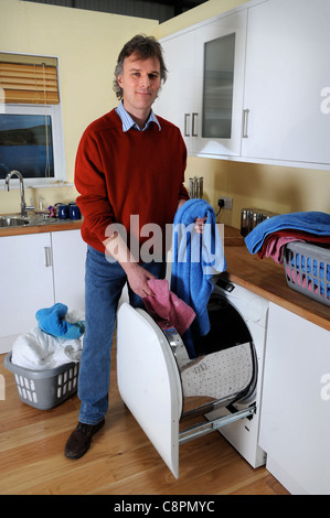 Andrew ragione con il suo risparmio energetico motivo di caricamento frontale della macchina di lavaggio REGNO UNITO Foto Stock