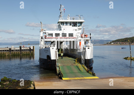 Un traghetto Calmac sullo scivolo in Largs sul Firth of Clyde prima vela per l'isola di Great Cumbrae Scotland Regno Unito Foto Stock