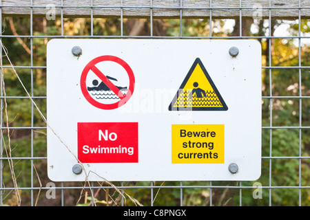 Un segno avvertimento contro il nuoto accanto a un fiume in Inghilterra Foto Stock