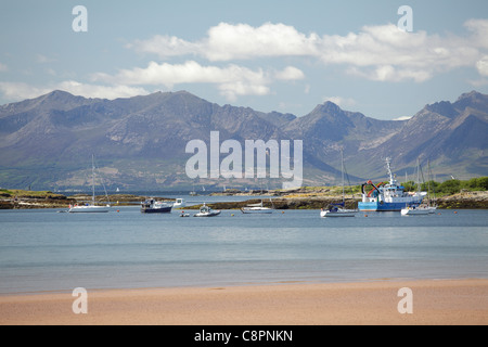 Kames Bay, Millport sull'isola di Great Cumbrae con le montagne di Arran sullo sfondo, Nord Ayrshire, Scozia, Regno Unito Foto Stock