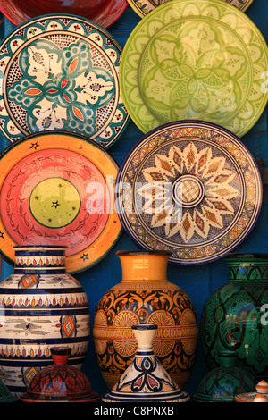 Marocchino piastre in ceramica vasi in vendita caratterizzato da una tradizionale design Islamico nella medina di Essaouira, Marocco, Africa del Nord Foto Stock