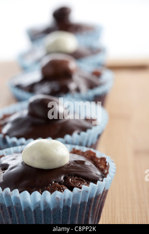 Fila di tortini di cioccolato e rabboccato con la caramella. Foto Stock