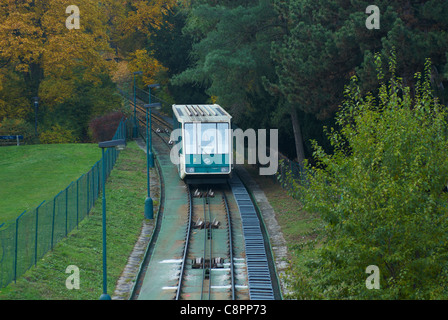 Funicolari, Petrin Hill in autunno, il castello di Praga, Repubblica Ceca Foto Stock