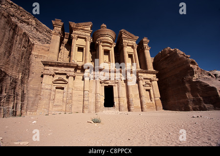 L'imponente monastero (Deir) edificio all'antica città di Petra visto dalla parte anteriore con un profondo cielo blu sullo sfondo Foto Stock