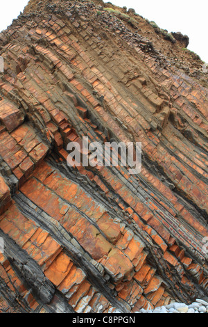 Strati di roccia in scogliere a Sandymouth Bay, North Cornwall, England, Regno Unito Foto Stock