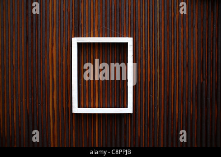 Bianco telaio in legno e rusty ferro corrugato Foto Stock