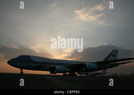 Air Force One aeromobili presso l'aeroporto Ruzyne di Praga, Repubblica ceca in data 4 aprile 2009. Foto Stock