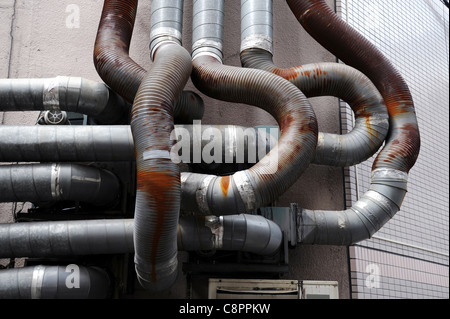 Edificio industriale con tubo arrugginito Foto Stock