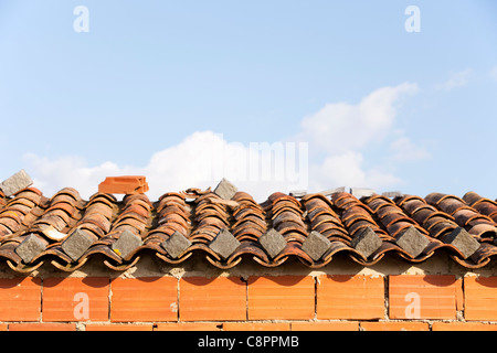 Dettaglio di una vecchia casa tetto realizzato con piastrelle Foto Stock