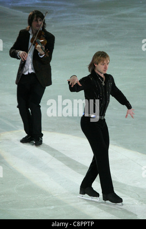 Figura russo pattinatore Evgeni Plushenko e il violinista ungherese Edvin Marton. Foto Stock