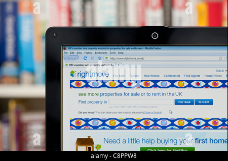 Il sito web Rightmove sparato contro una libreria sullo sfondo (solo uso editoriale: -print, TV, e-book e Redazione sito web). Foto Stock