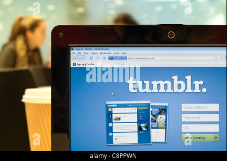 Il sito web di Tumblr shot in una caffetteria ambiente (solo uso editoriale: -print, TV, e-book e Redazione sito web). Foto Stock