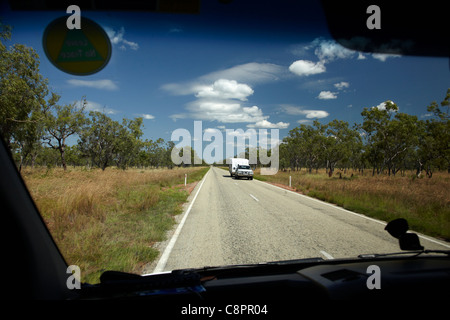 Roulotte su Victoria autostrada vicino Timber Creek, Territorio del Nord, l'Australia Foto Stock