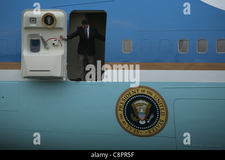 Porta aperta dell'aereo Air Force One all'aeroporto Ruzyne di Praga, Repubblica Ceca, il 4 aprile 2009. La foto è stata scattata durante la visita del presidente americano Barack Obama nella Repubblica Ceca nell'aprile 2009. Foto Stock