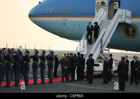 Il Presidente Usa Barack Obama e la sua moglie lasciare la Air Force One aeromobili presso l'aeroporto Ruzyne di Praga, Repubblica Ceca. Foto Stock