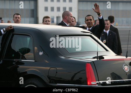 Il Presidente Usa Barack Obama il prossimo alla Cadillac Uno all'aeroporto Ruzyne di Praga, Repubblica ceca in data 4 aprile 2009. Foto Stock