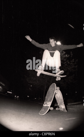 Sessione di skateboard in visalia California nel mese di ottobre 1987. Foto Stock