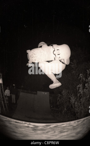 Sessione di skateboard in visalia California nel mese di ottobre 1987. Foto Stock