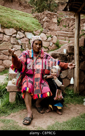 Uomo peruviano con bambino indossando il tradizionale costume Quechua nei pressi di Pisac Valle di Urubamba regione di Cuzco Perù Foto Stock