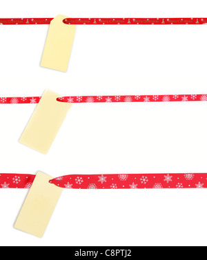 Raccolta di blank gift tag legata con rosso di raso. Foto Stock
