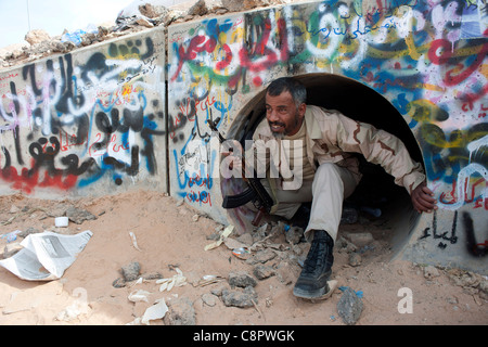 Un ribelle libico nella città di Sirt mostra come hanno trovato il colonnello Gheddafi nel tunnel si correva a dopo la NATO airstrike ha colpito il suo Foto Stock