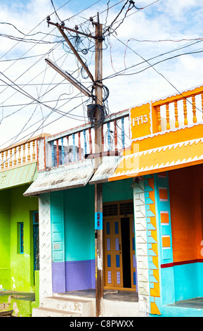 Pilone di elettricità e i cavi in un colorato Indian street. Andhra Pradesh, India Foto Stock