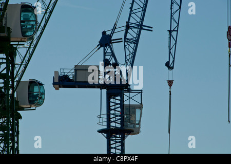 Tre gru edili in loco a Brighton Regno Unito Foto Stock