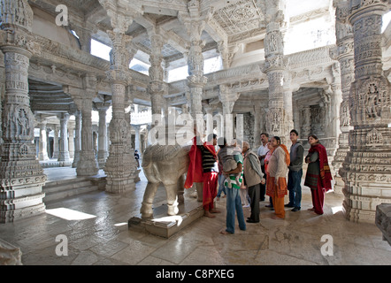 Turisti indiano all'interno Chaumukha temple. Ranakpur. Il Rajasthan. India Foto Stock