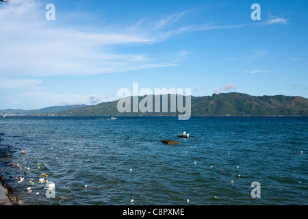 Le bottiglie di plastica e rifiuti galleggianti in mare. Ad Ambon, Indonesia Foto Stock