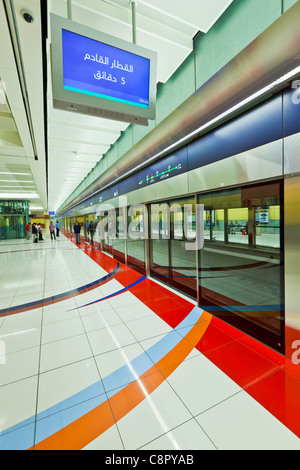 Piattaforma della metropolitana al fahidi Stazione Metro interno, Dubai, Emirati Arabi Uniti, Emirati arabi uniti, Medio Oriente Foto Stock